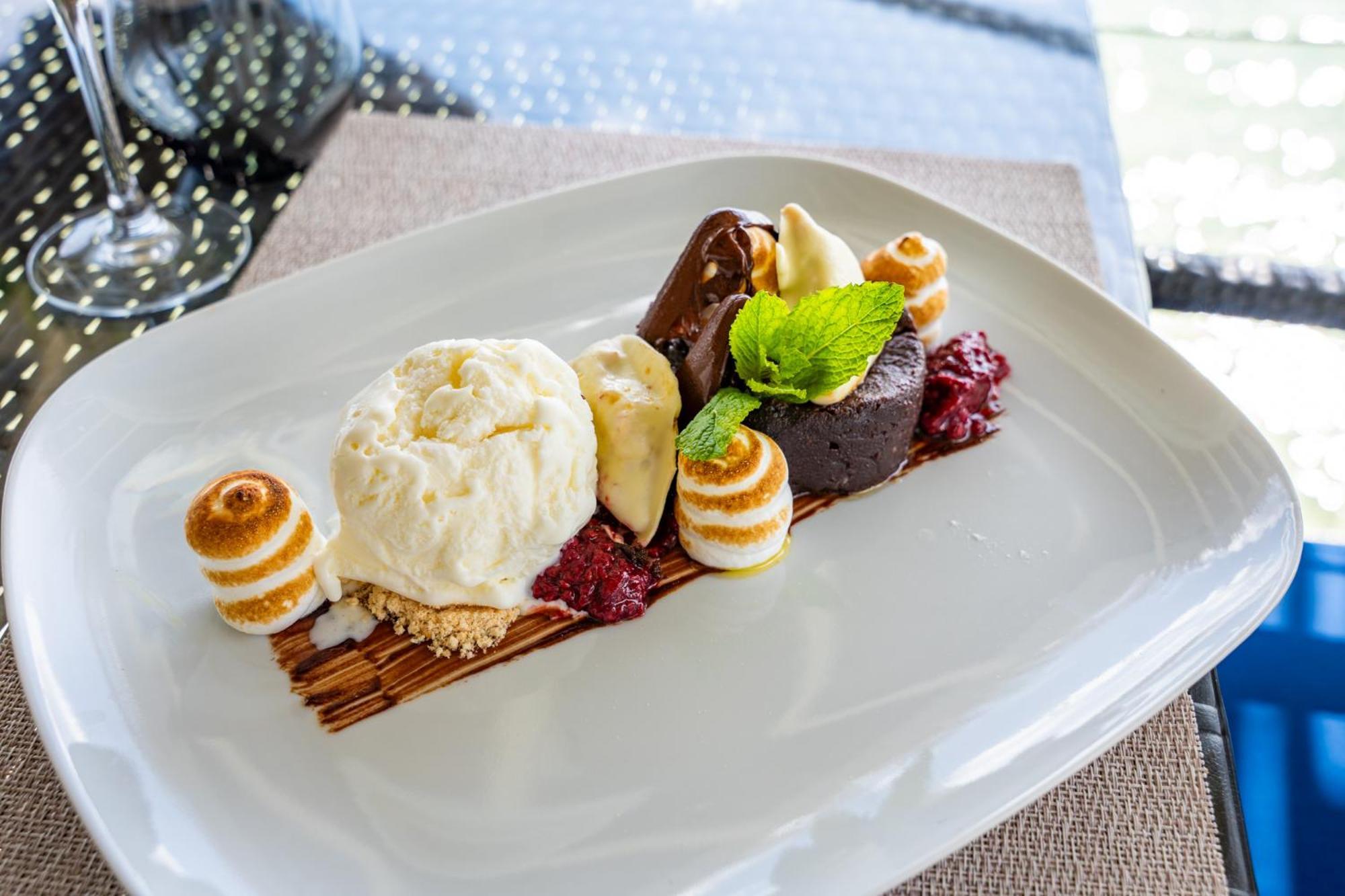 Le Nautique Waterfront Hotel La Digue Luaran gambar